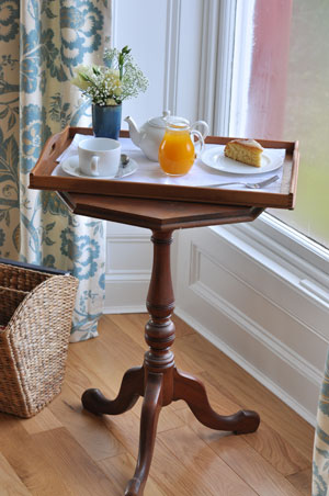 side table side table with cake